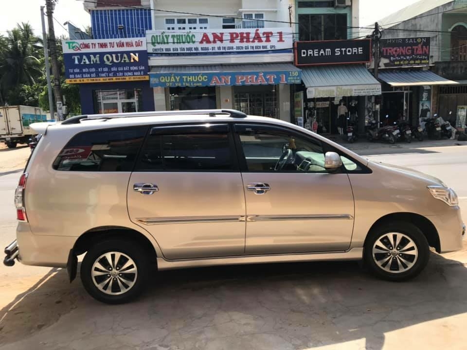 Gia đình cần bán xe Innova 2015, số sàn, màu vàng cát, zin cọp.