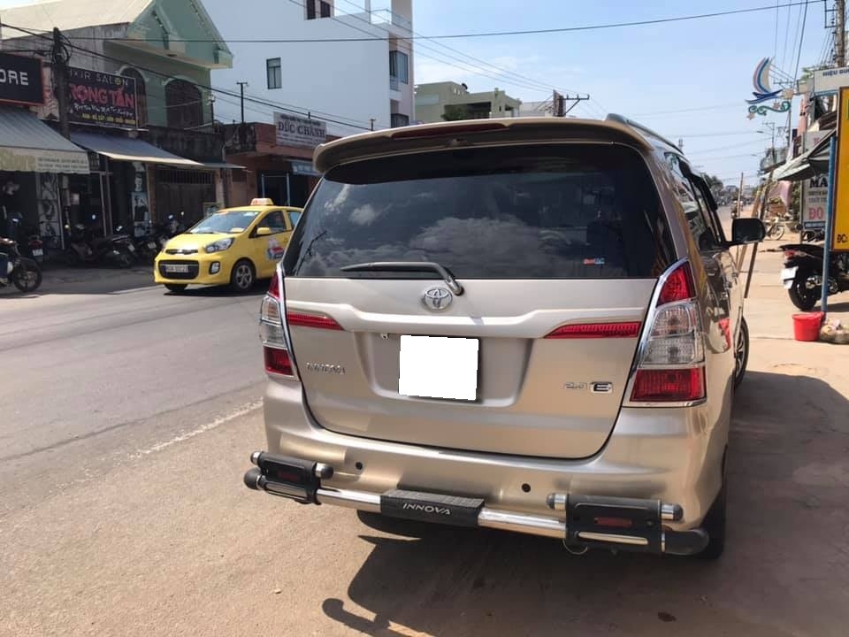 Gia đình cần bán xe Innova 2015, số sàn, màu vàng cát, zin cọp.
