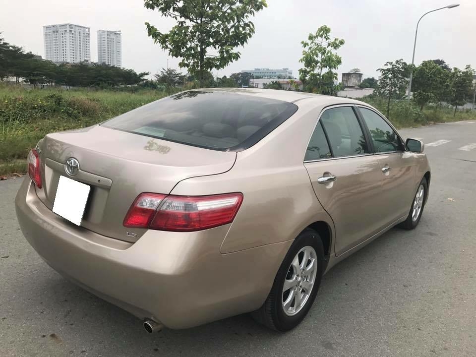 Nhà cần tiền bán gấp xe Toyota Camry LE đời 2007 số tự động màu nâu vàng
