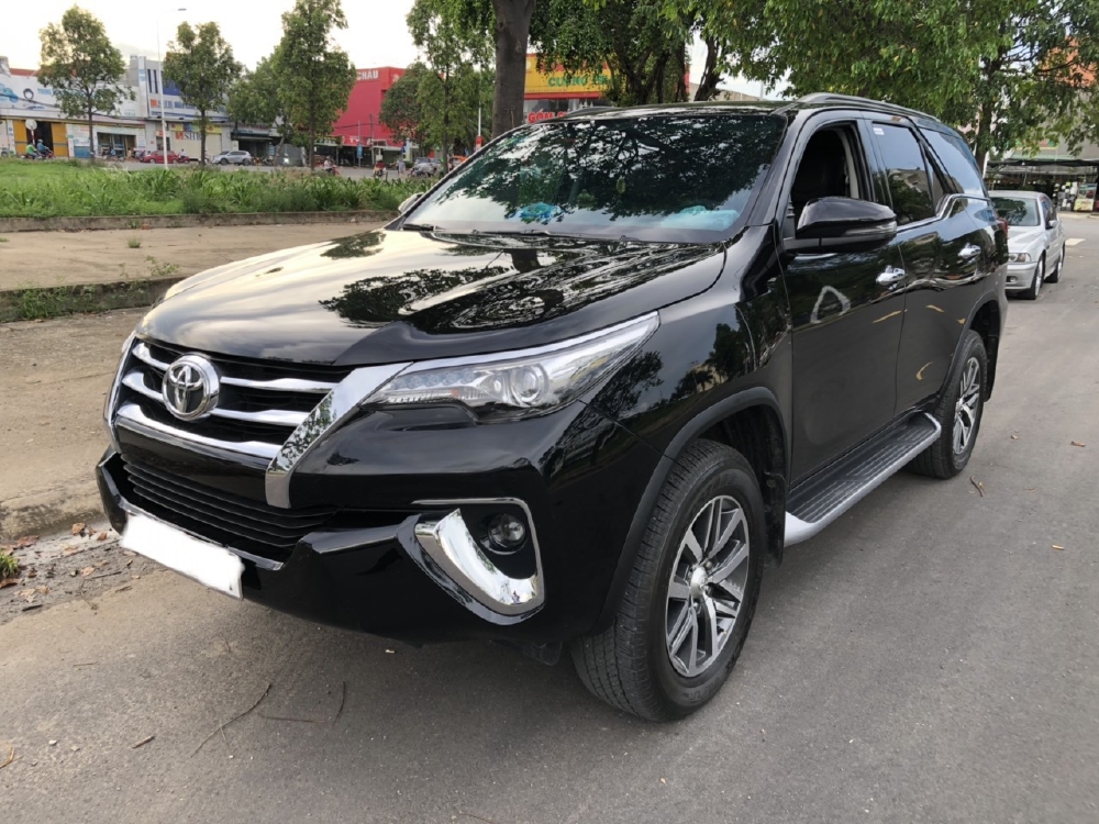 Bán Fortuner 2.8V 2019 máu dầu 2 cầu tự động, màu đen, siêu lướt