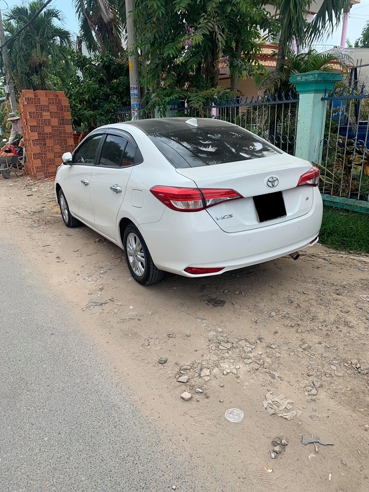 Cần bán Vios G 2018, số tự động, màu trắng, gia đình sử dụng còn mới tinh