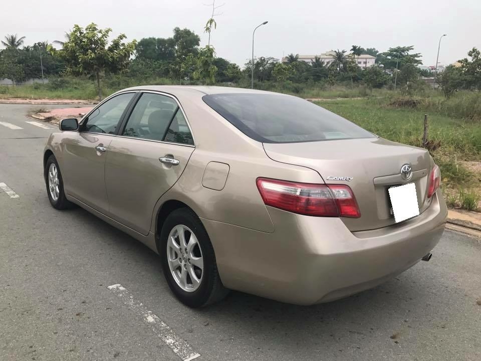 Nhà cần tiền bán gấp xe Toyota Camry LE đời 2007 số tự động màu nâu vàng