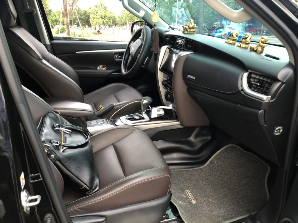 Bán Fortuner 2.8V 2019 máu dầu 2 cầu tự động, màu đen, siêu lướt