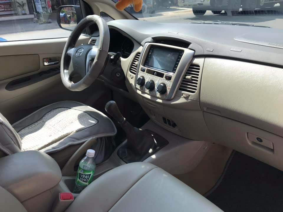 Gia đình cần bán xe Innova 2015, số sàn, màu vàng cát, zin cọp.