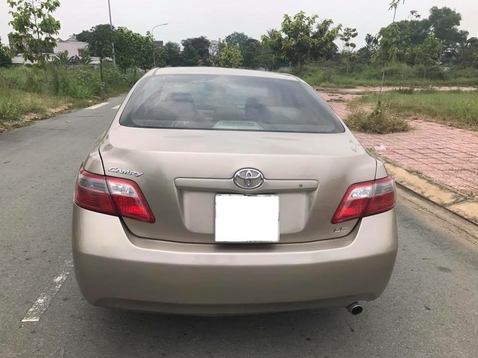 Nhà cần tiền bán gấp xe Toyota Camry LE đời 2007 số tự động màu nâu vàng
