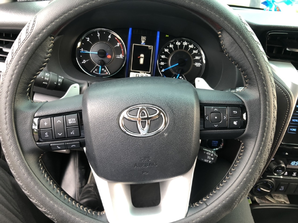Bán Toyota Fortuner 2.8V 2 cầu số tự động máy dầu nhập khẩu INDONESIA T5/2019 màu đen VIP đi 8000km