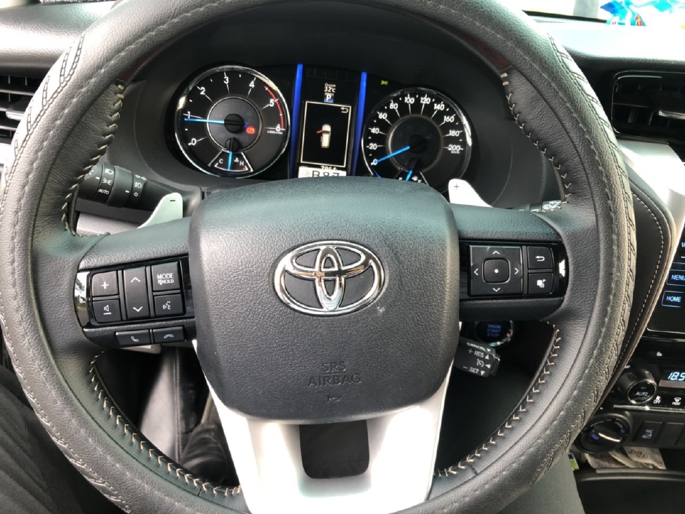 Bán Fortuner 2.8V 2019 máu dầu 2 cầu tự động, màu đen, siêu lướt