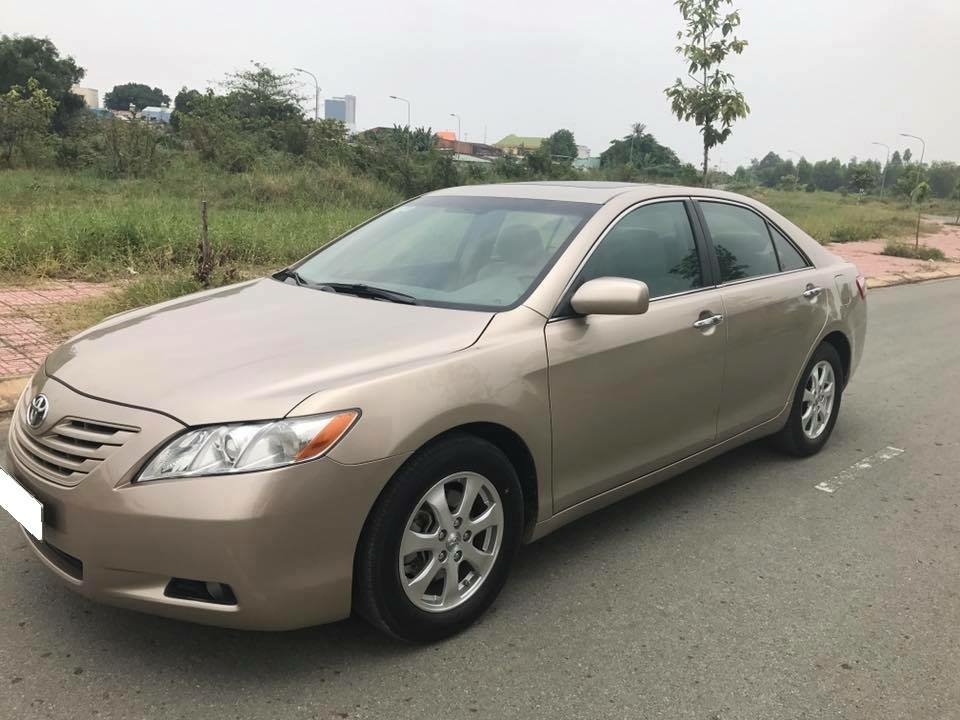 Nhà cần tiền bán gấp xe Toyota Camry LE đời 2007 số tự động màu nâu vàng