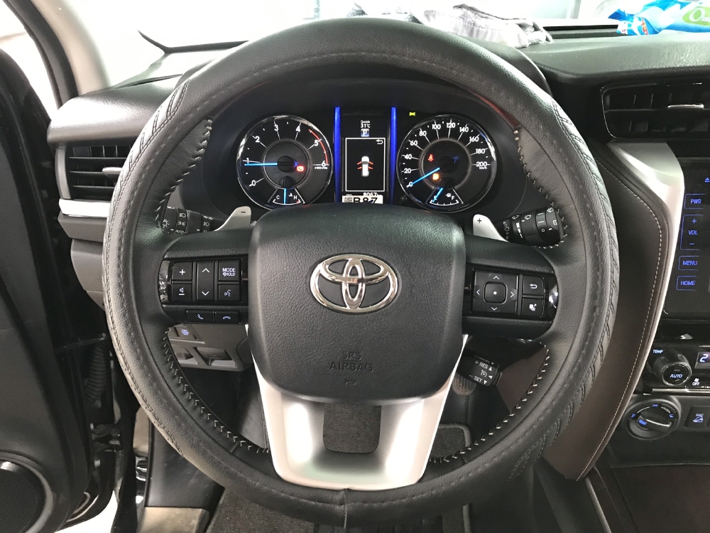 Bán Toyota Fortuner 2.8V 2 cầu số tự động máy dầu nhập khẩu INDONESIA T5/2019 màu đen VIP đi 8000km