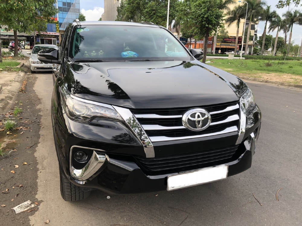 Bán Fortuner 2.8V 2019 máu dầu 2 cầu tự động, màu đen, siêu lướt