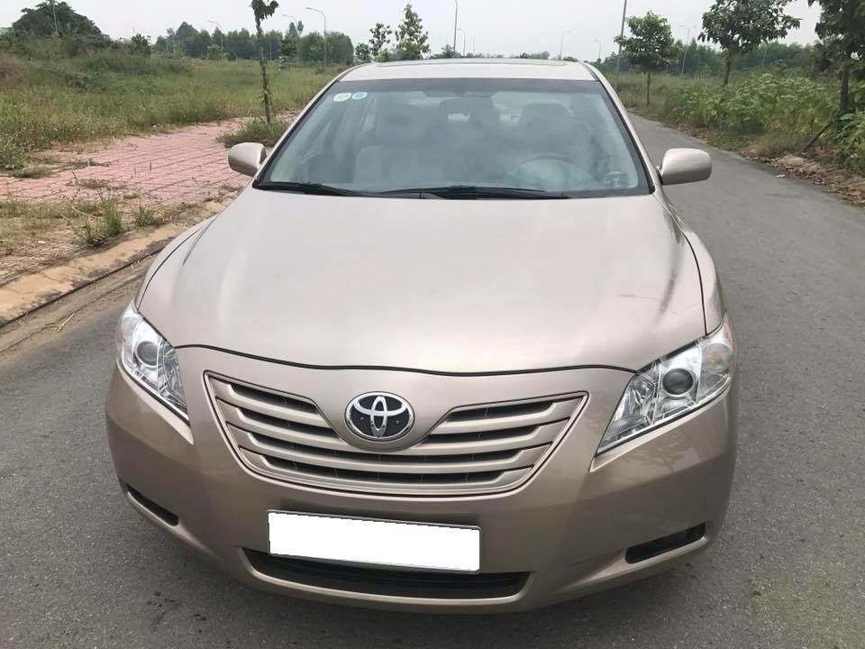 Nhà cần tiền bán gấp xe Toyota Camry LE đời 2007 số tự động màu nâu vàng