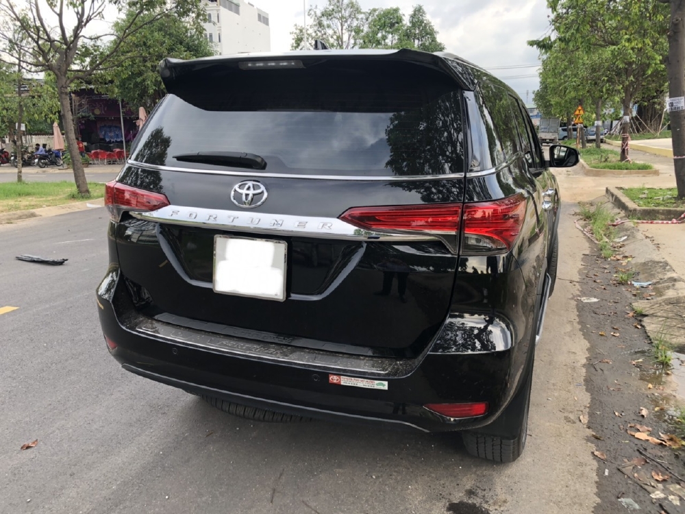 Bán Fortuner 2.8V 2019 máu dầu 2 cầu tự động, màu đen, siêu lướt