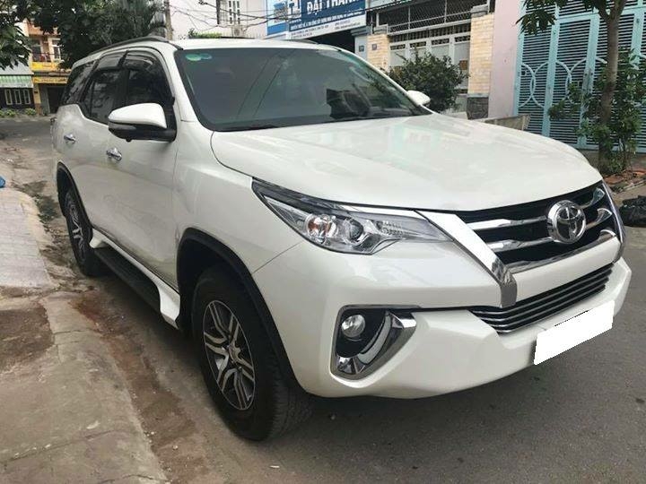Gia đình cần bán Fortuner 2018, số tự động. máy xăng, hai cầu, màu trắng