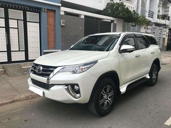 Gia đình cần bán Fortuner 2018, số tự động. máy xăng, hai cầu, màu trắng