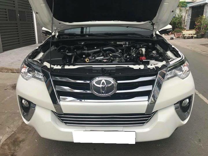 Gia đình cần bán Fortuner 2018, số tự động. máy xăng, hai cầu, màu trắng