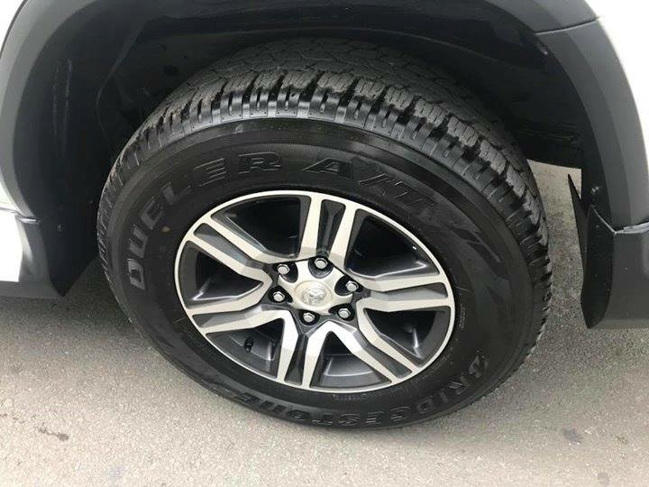 Gia đình cần bán Fortuner 2018, số tự động. máy xăng, hai cầu, màu trắng