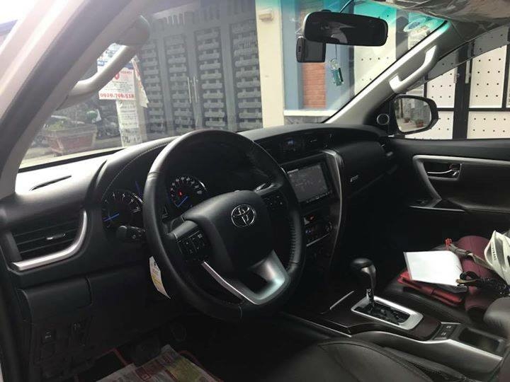 Gia đình cần bán Fortuner 2018, số tự động. máy xăng, hai cầu, màu trắng