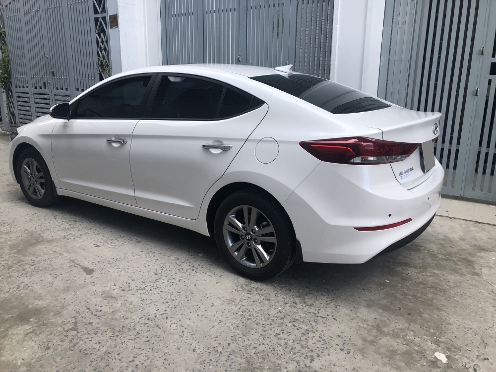 Bán Huyndai Elantra 2019 tự động trắng thể thao chính chủ