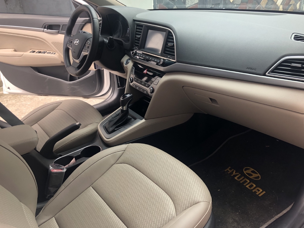 Bán Huyndai Elantra 2019 tự động trắng thể thao chính chủ