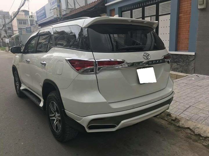 Gia đình cần bán Fortuner 2018, số tự động. máy xăng, hai cầu, màu trắng