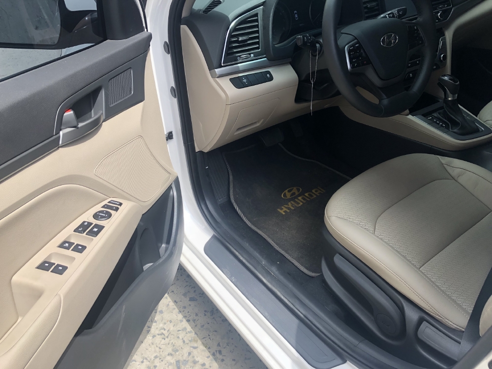 Bán Huyndai Elantra 2019 tự động trắng thể thao chính chủ