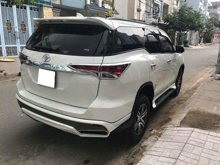Gia đình cần bán Fortuner 2018, số tự động. máy xăng, hai cầu, màu trắng