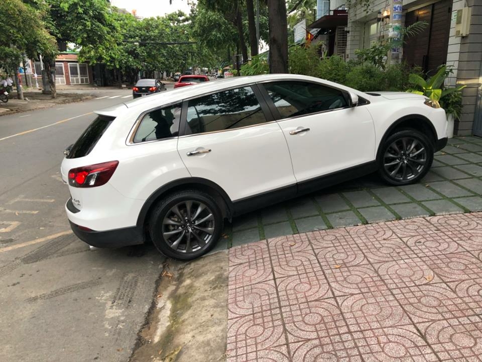 Bán gấp Mazda Cx9 2013, số tự động, bản full, trắng tinh khôi.