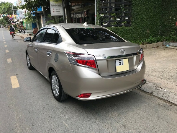 Cần bán xe Toyota Vios 2017 màu nâu vàng số tự động, odo 33 ngàn km