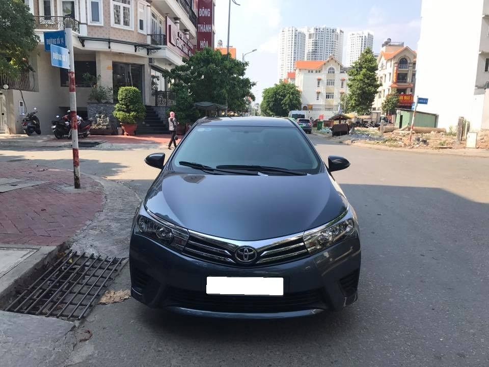 Cần tiền bán xe ô tô Altis 2015, sô sàn, màu xanh, nhà dùng rất kỷ nên còn rất mới