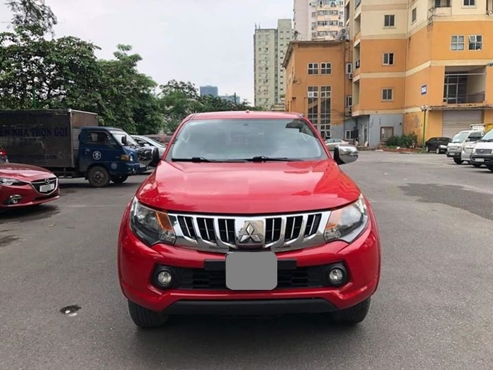 Bán Mitsubishi Triton màu đỏ 2018 tự động dầu tuyệt vời.