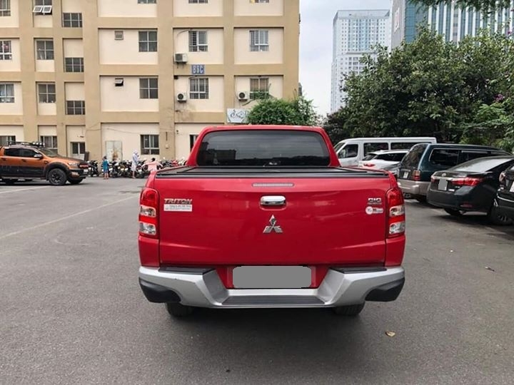 Bán Mitsubishi Triton màu đỏ 2018 tự động dầu tuyệt vời.