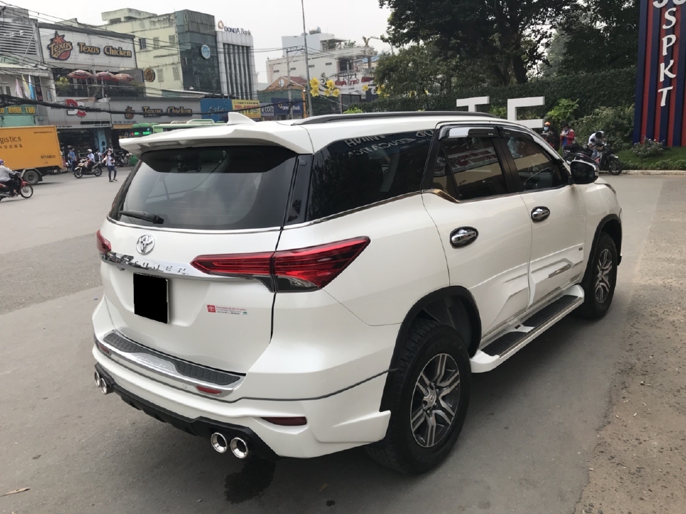 Gia đình cần bán Fortuner 2017, số tự động, hai cầu, máy xăng, màu trắng