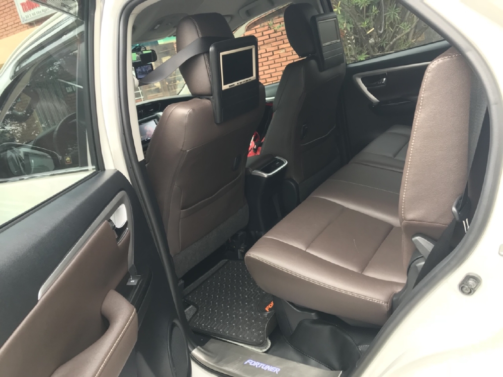 Gia đình cần bán Fortuner 2017, số tự động, hai cầu, máy xăng, màu trắng