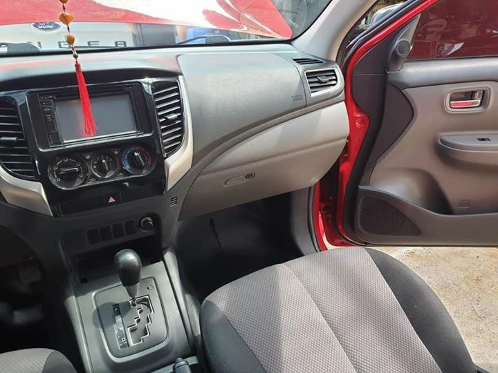 Bán Mitsubishi Triton màu đỏ 2018 tự động dầu tuyệt vời.