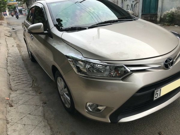 Cần bán xe Toyota Vios 2017 màu nâu vàng số tự động, odo 33 ngàn km