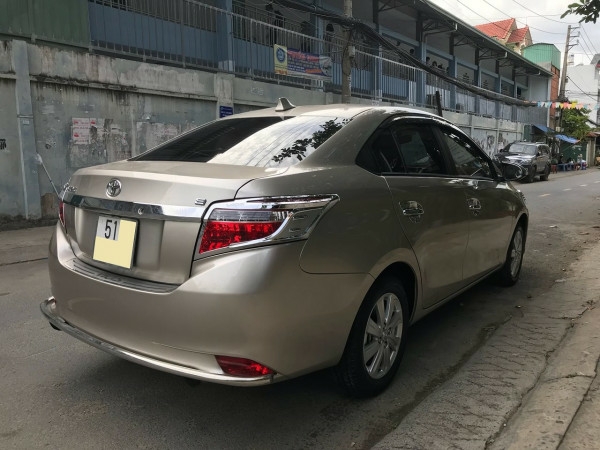 Cần bán xe Toyota Vios 2017 màu nâu vàng số tự động, odo 33 ngàn km