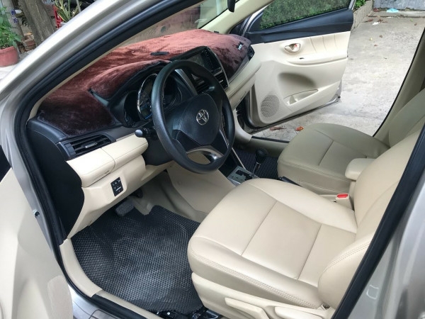 Cần bán xe Toyota Vios 2017 màu nâu vàng số tự động, odo 33 ngàn km