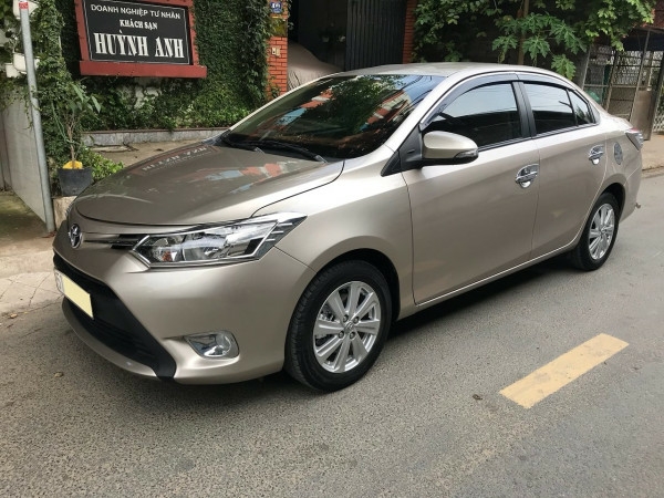 Cần bán xe Toyota Vios 2017 màu nâu vàng số tự động, odo 33 ngàn km
