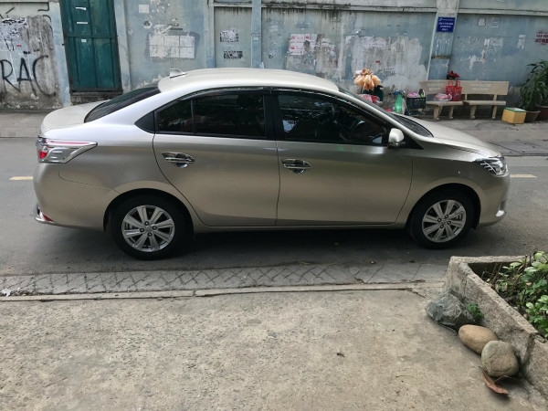 Cần bán xe Toyota Vios 2017 màu nâu vàng số tự động, odo 33 ngàn km