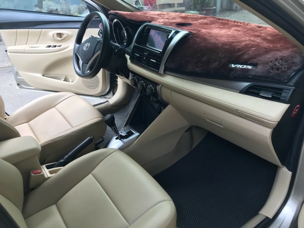 Cần bán xe Toyota Vios 2017 màu nâu vàng số tự động, odo 33 ngàn km