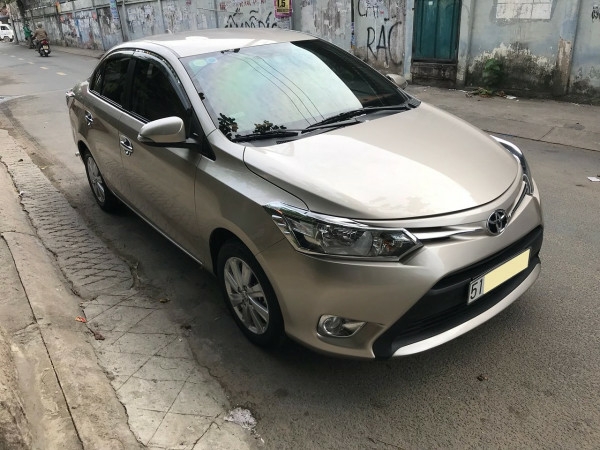 Cần bán xe Toyota Vios 2017 màu nâu vàng số tự động, odo 33 ngàn km
