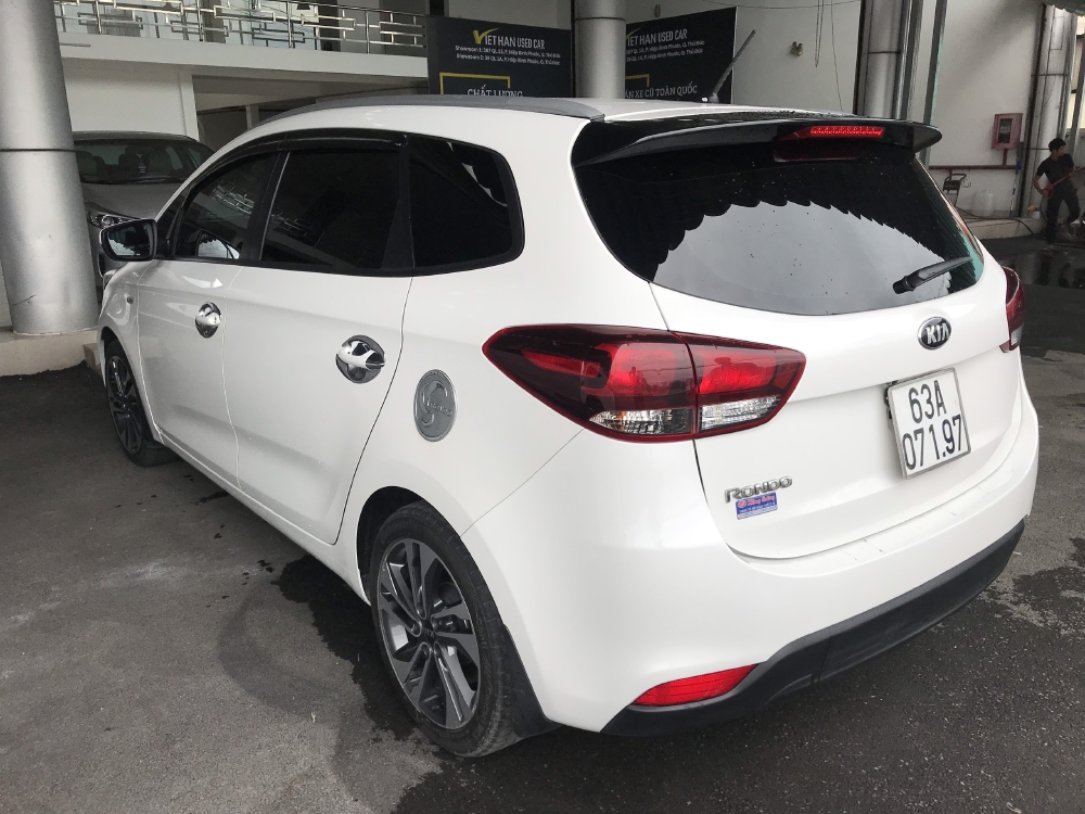 Bán Kia Rondo GMT 2.0 máy xăng số sàn màu trắng sản xuất 2017 mẫu mới
