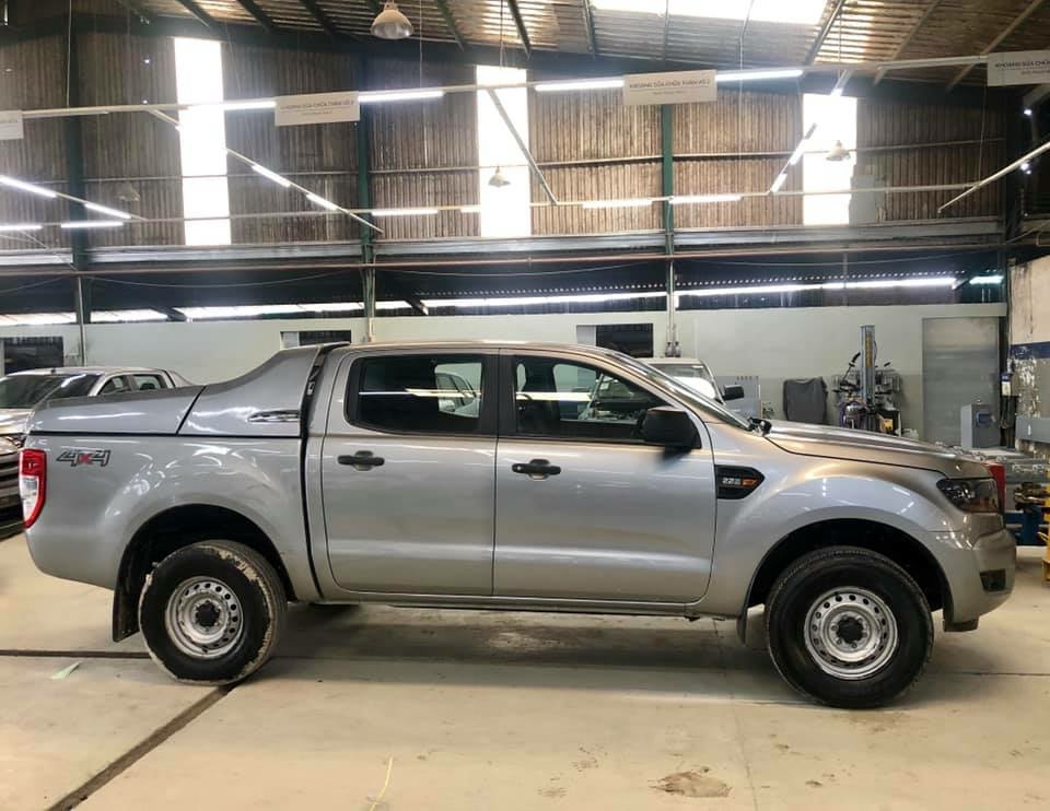 Ranger XL 2015, mẫu 2016, 4x4, màu bạc, nắp thùng thấp, giao dịch hãng