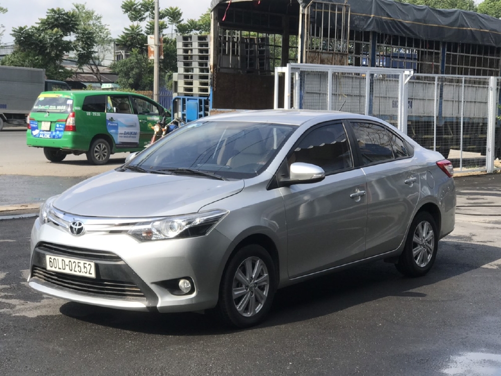 Bán Toyota VIOS G 1.5AT màu bạc số tự động sản xuất 2018 đi 39000km xe đẹp