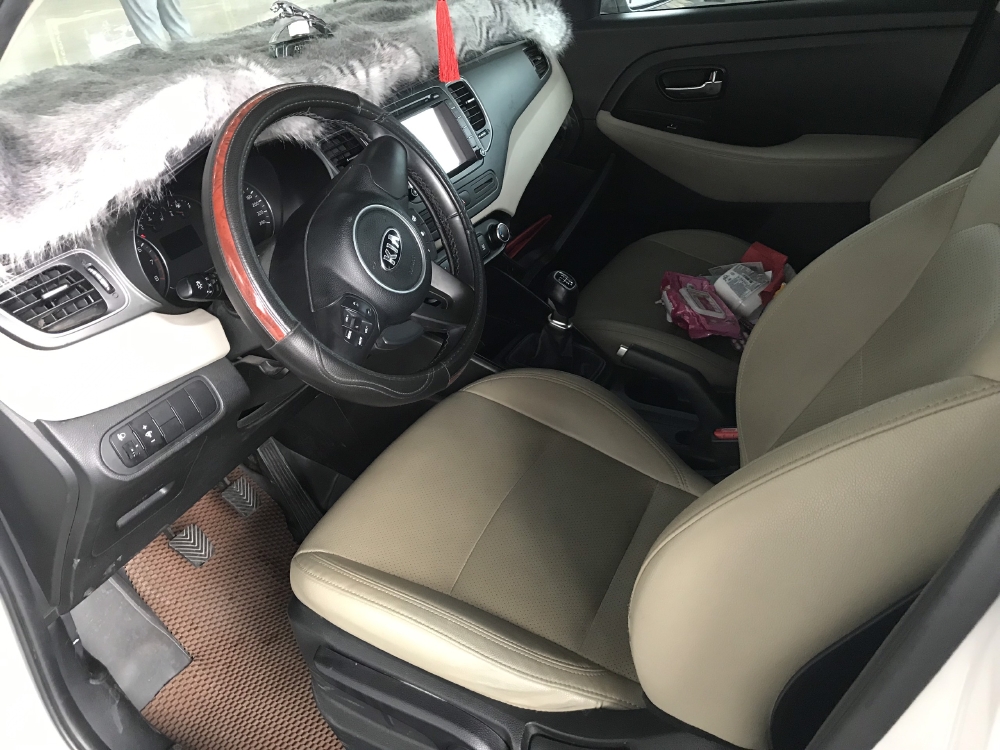 Bán Kia Rondo GMT 2.0 máy xăng số sàn màu trắng sản xuất 2017 mẫu mới