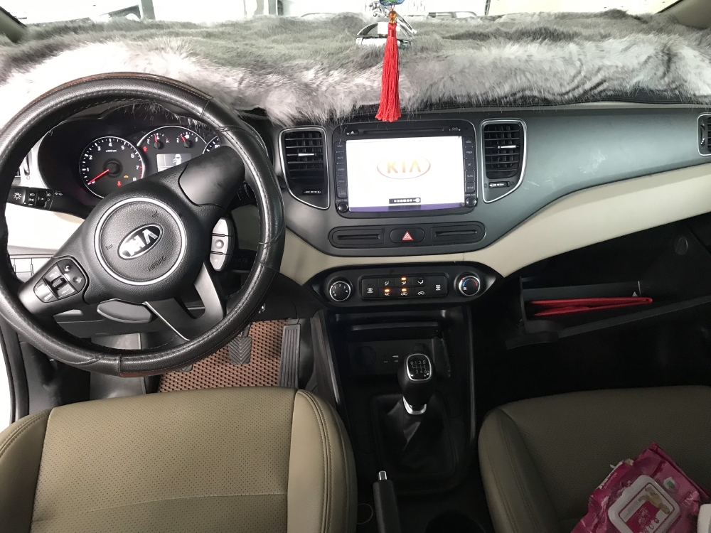 Bán Kia Rondo GMT 2.0 máy xăng số sàn màu trắng sản xuất 2017 mẫu mới