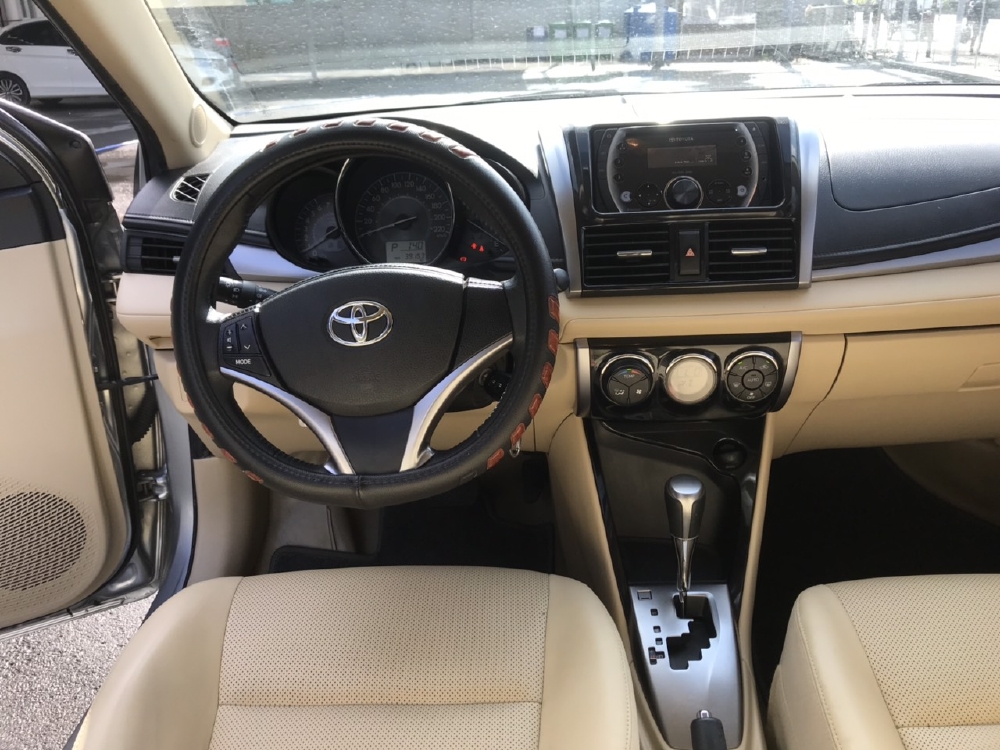 Bán Toyota VIOS G 1.5AT màu bạc số tự động sản xuất 2018 đi 39000km xe đẹp