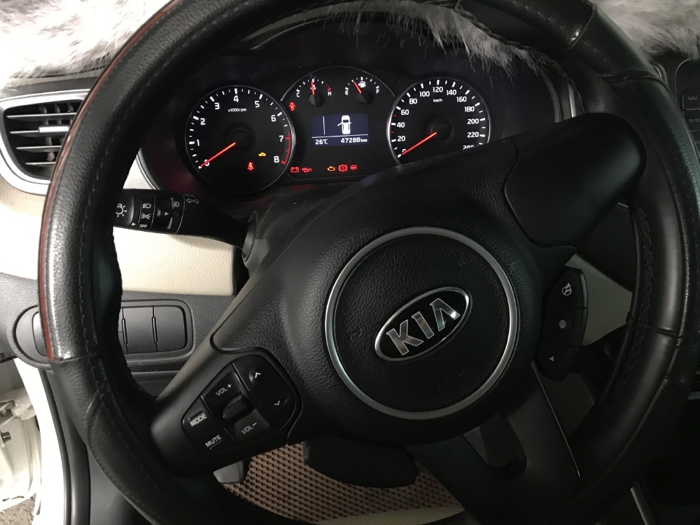 Bán Kia Rondo GMT 2.0 máy xăng số sàn màu trắng sản xuất 2017 mẫu mới