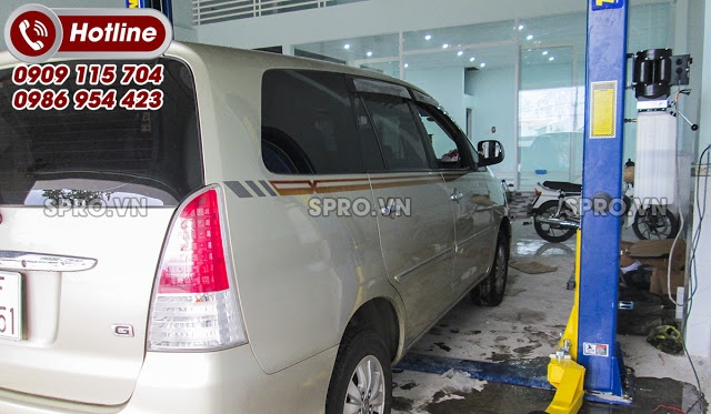 Cầu nâng 2 trụ thang ngang nằm phía dưới cóc giật 2 bên