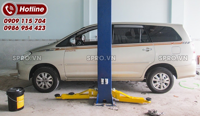 Cầu nâng 2 trụ thang ngang nằm phía dưới cóc giật 2 bên